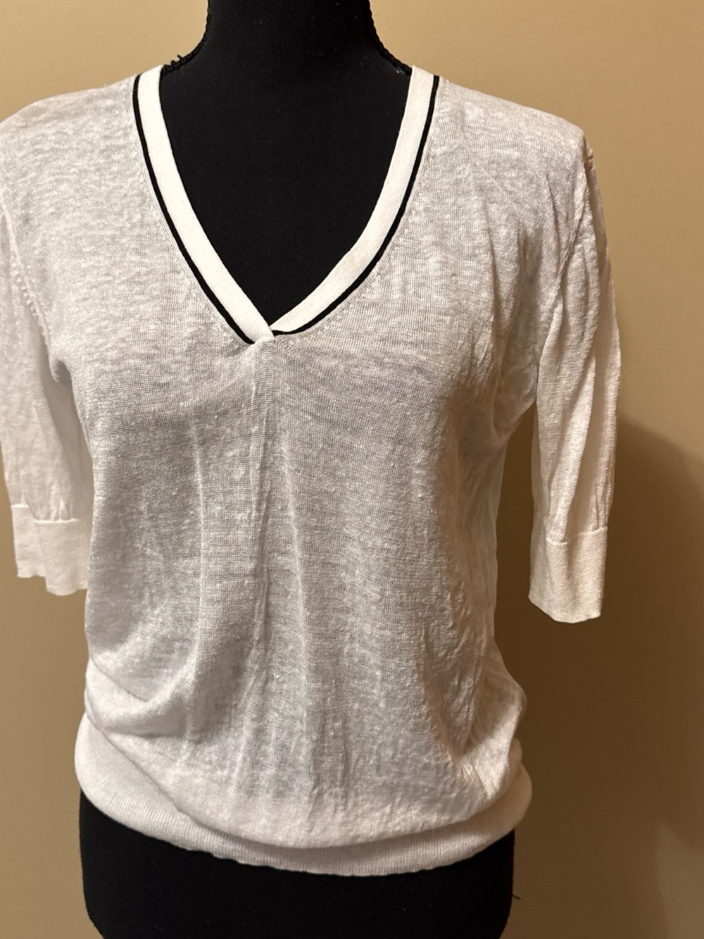 Theory White Scoop Neck Short Sleeve Top with Black Trim